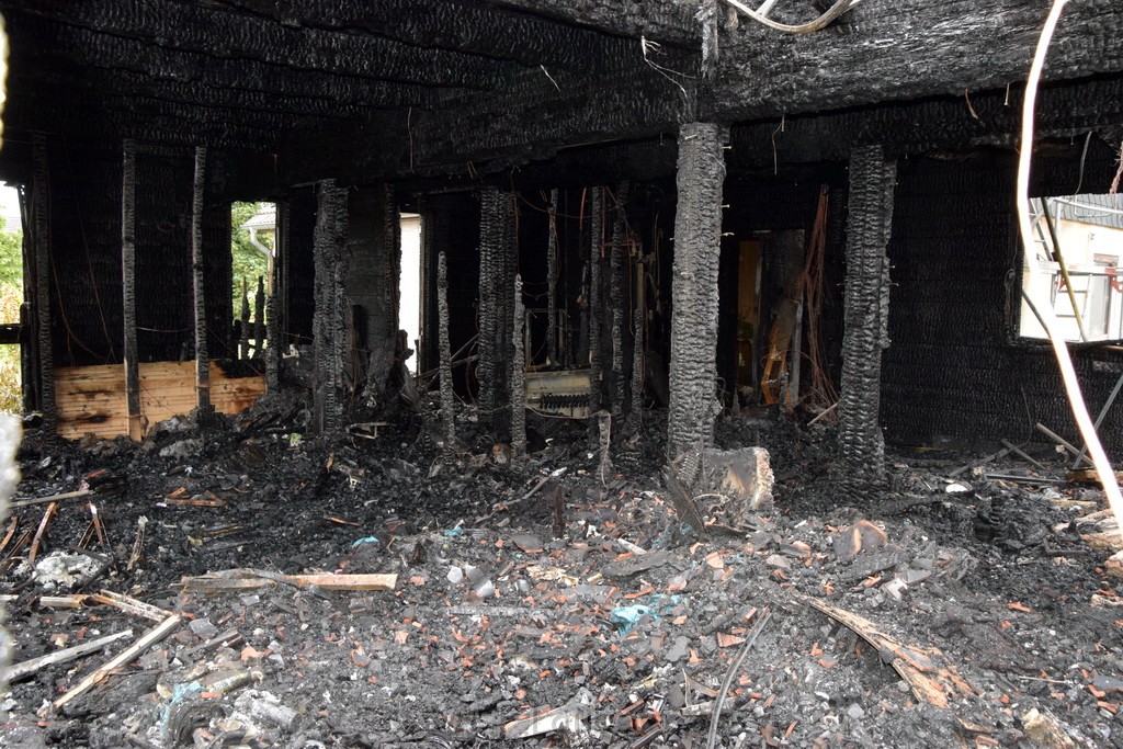 Schwerer Brand in Einfamilien Haus Roesrath Rambruecken P078.JPG - Miklos Laubert